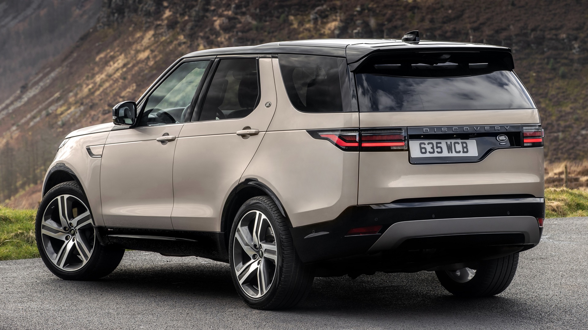 Land Rover Drives In The New Discovery - CarSaar